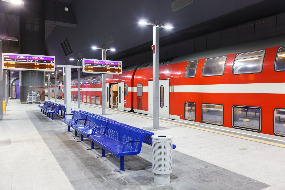 רכבת ישראל בתחנת נבון | שאטרסטוק