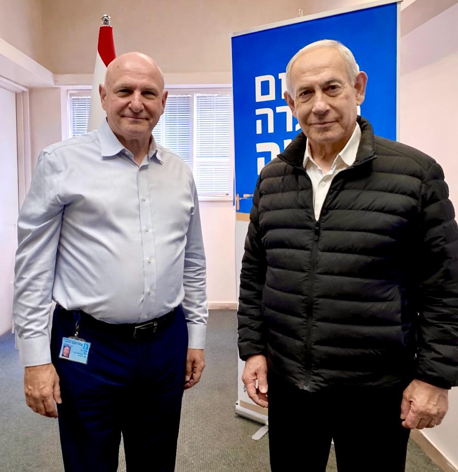נתניהו עם מנכ"ל הדסה בביקור הפצועים