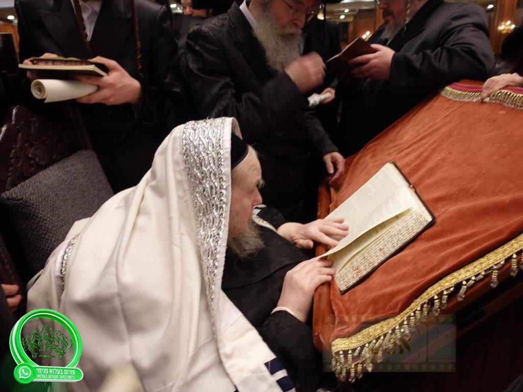 האדמור מבעלזא בליל פורים. אמ"ש