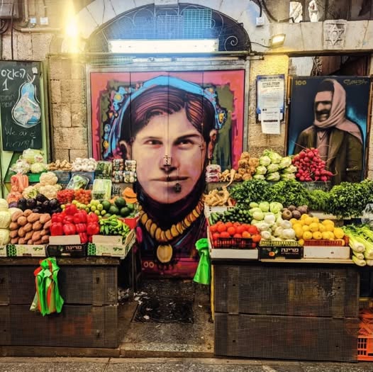 בתמונה בכורה ואליהו בנאי סמל ישראליות צייר האומן ; סלומון סוזה