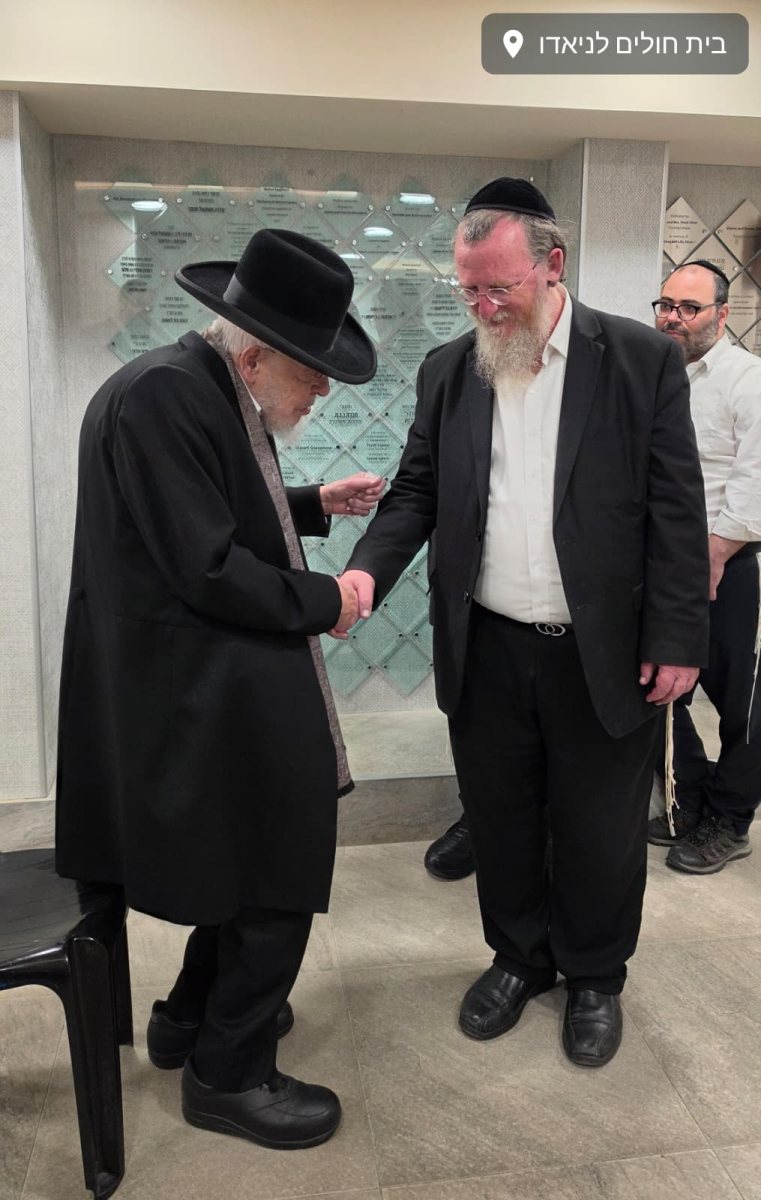הגר"י אזרחי (משמאל) מגיע לחזק את הרב שפיגל | מקור: משה וייסברג