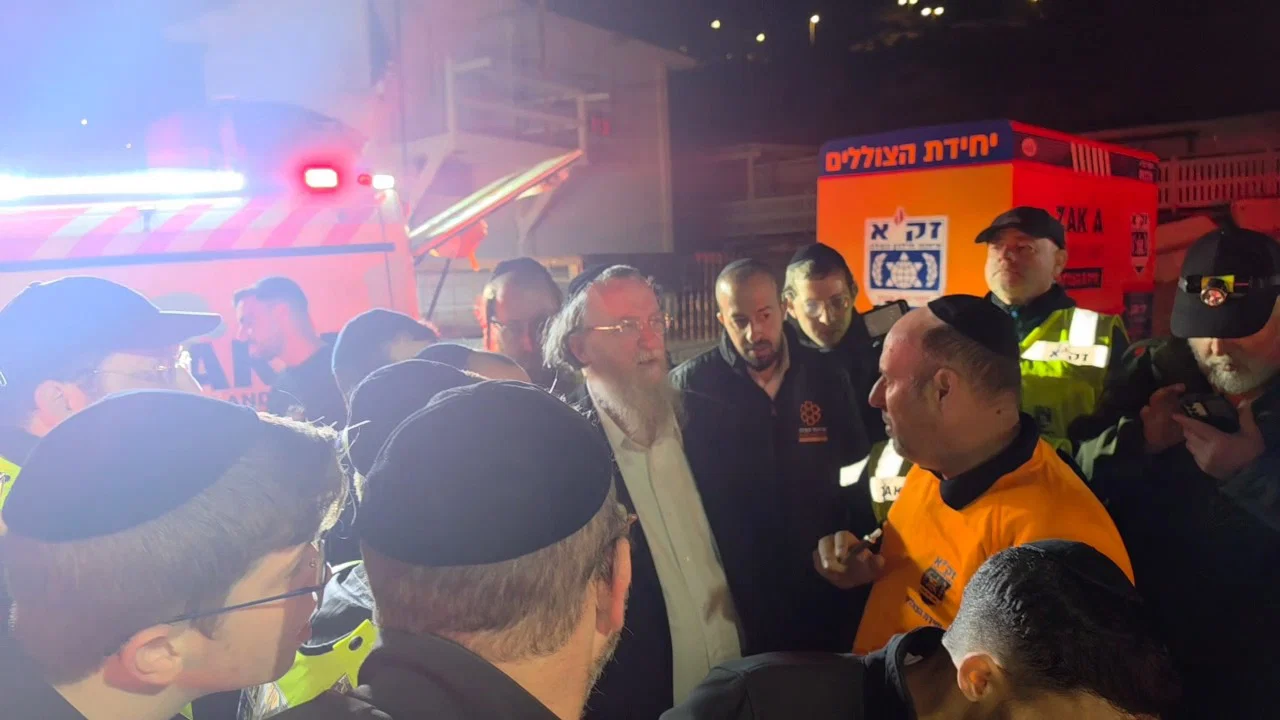 הגר"ש שפיגל עם צוותי זק"א בחוף נתניה | צילום: זק"א