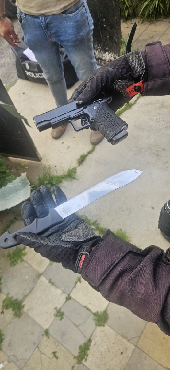 הסכין ואקדח הצעצוע | דוברות המשטרה