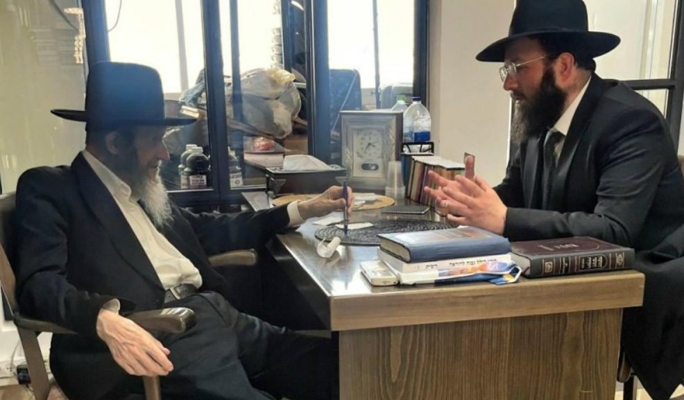 הגר"א פוגל אצל המשגיח רבי דן סגל | מקור: משה וייסברג