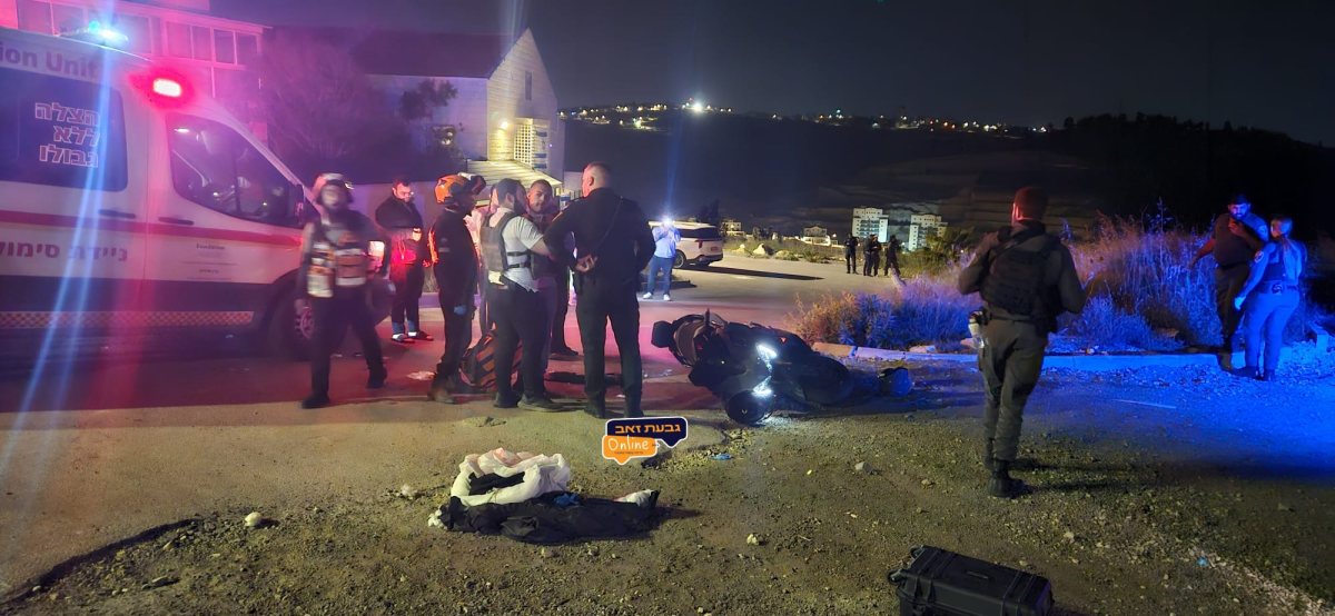  תיעוד האופנוע שננטש והבגדים של אחד הפצועים בסמוך מאוד לביתו של ראש המועצה | גבעת זאב אונליין