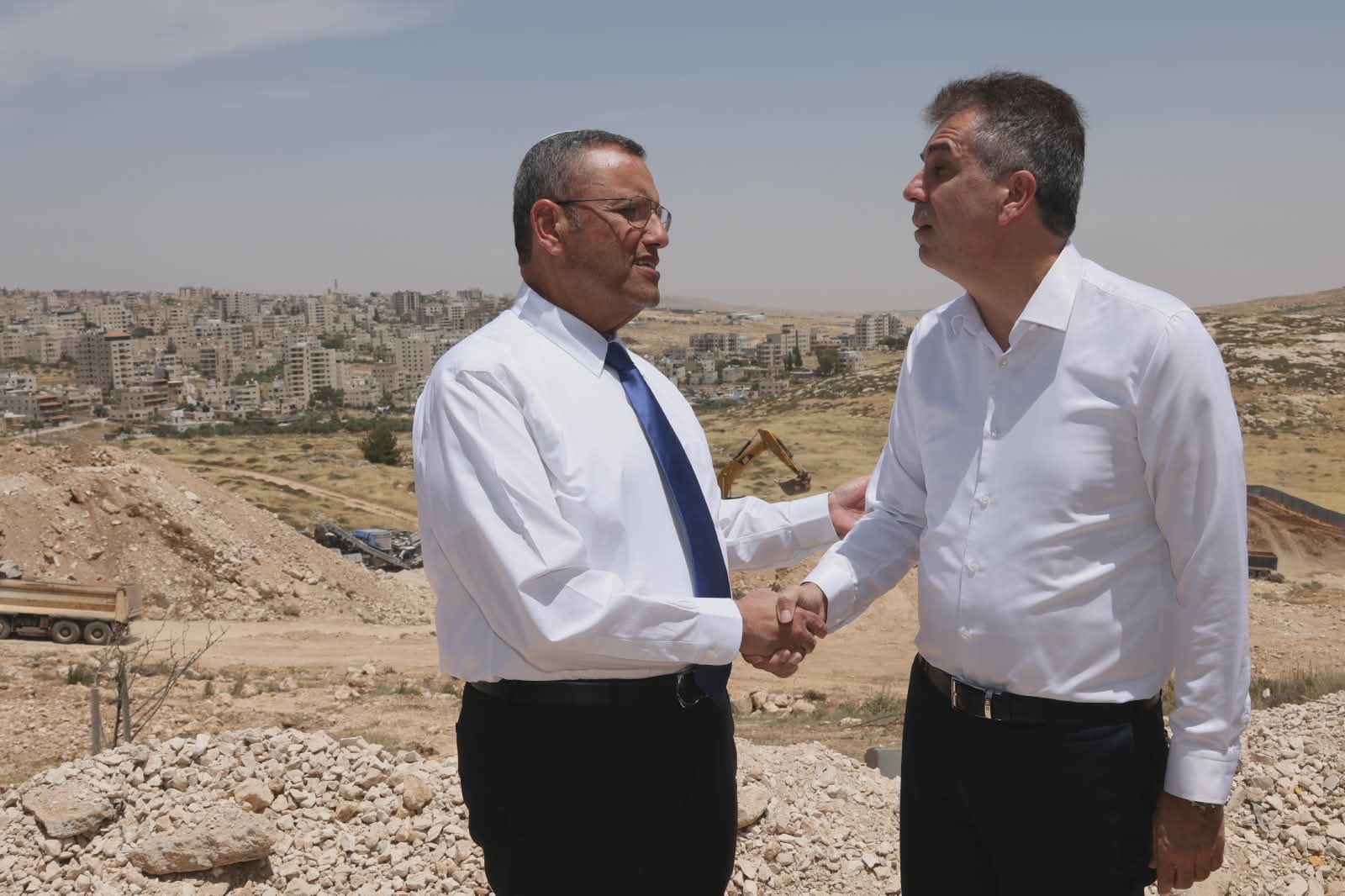 שר האנרגיה (מימין) עם ראש עיריית ירושלים על רקע המחצבה | הקרן לשיקום מחצבות
