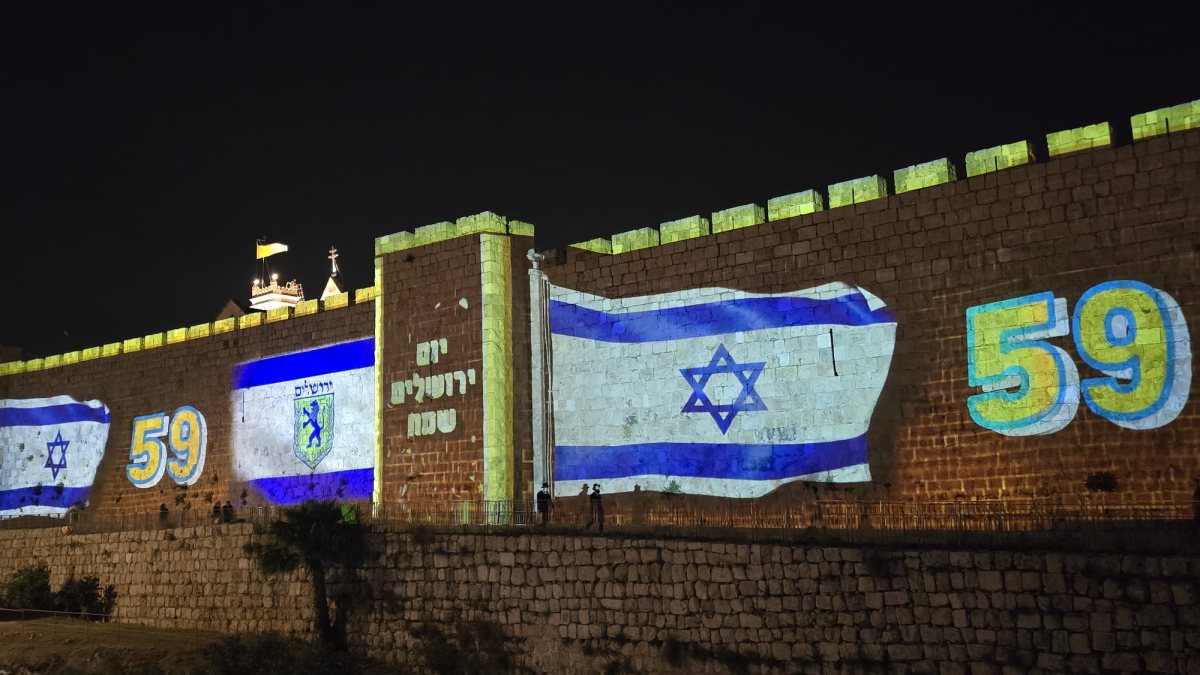 החומות מוארות | ארנון בוסאני