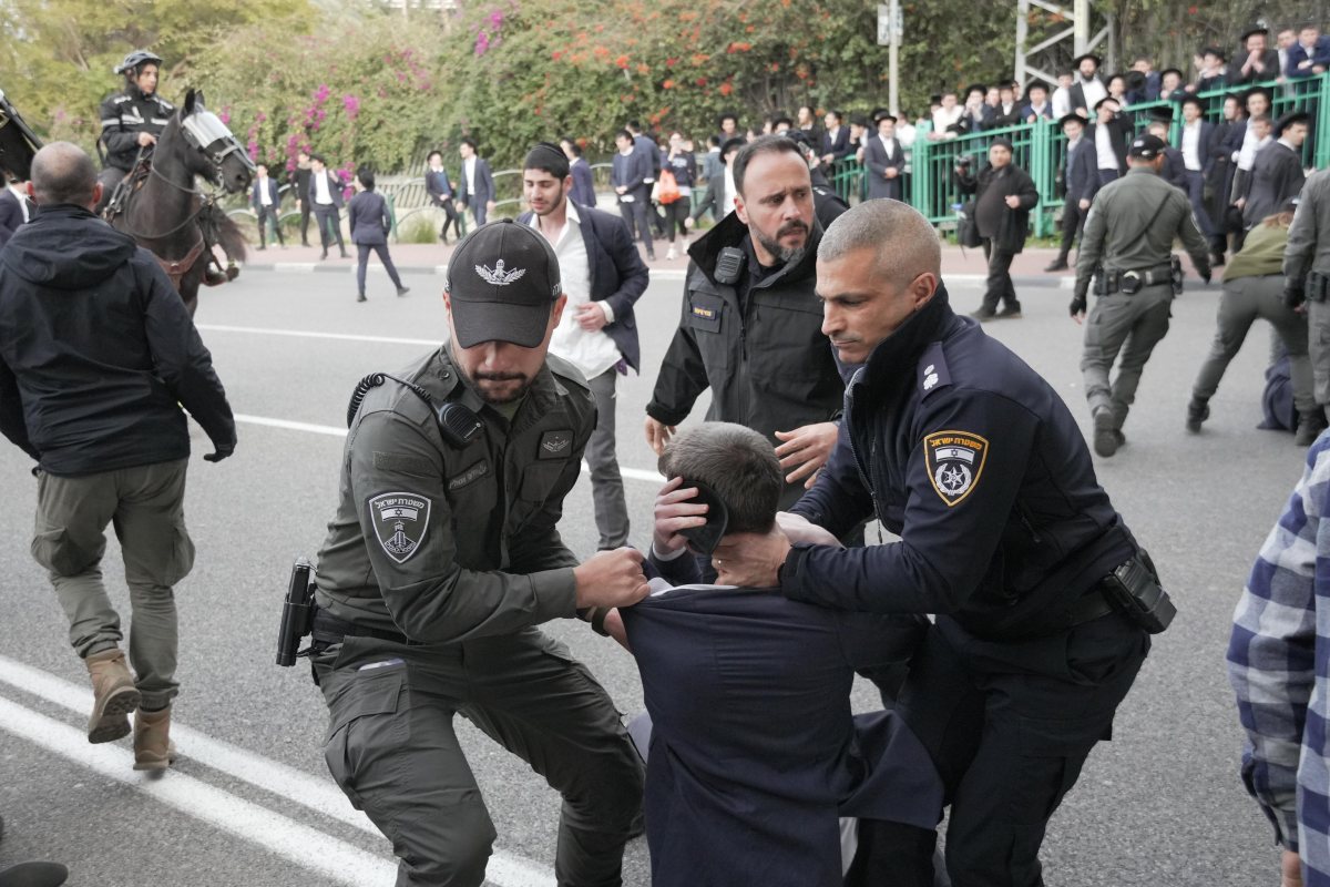 שוטרים עוצרים חרדים בהפגנה נגד הגיוס | ארכיון שאטרסטוק