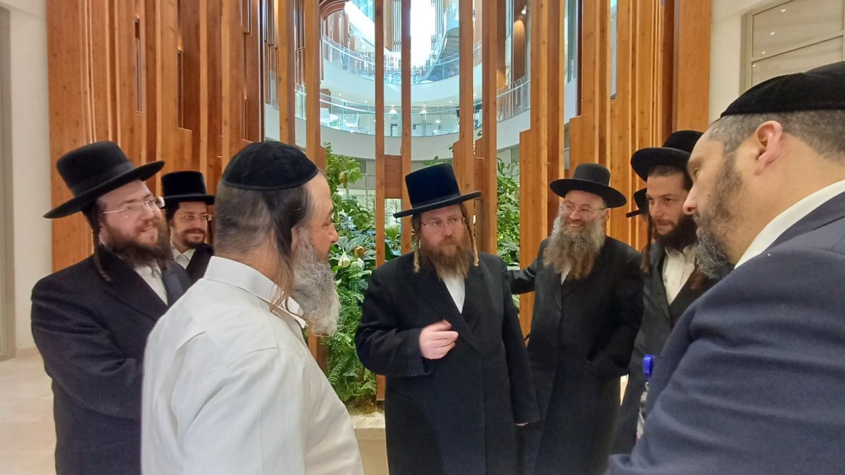 עם פרופ' אהרון אלון מנהל מכון הרדיותרפיה בבניין המרכז האונקולוגי החדש 