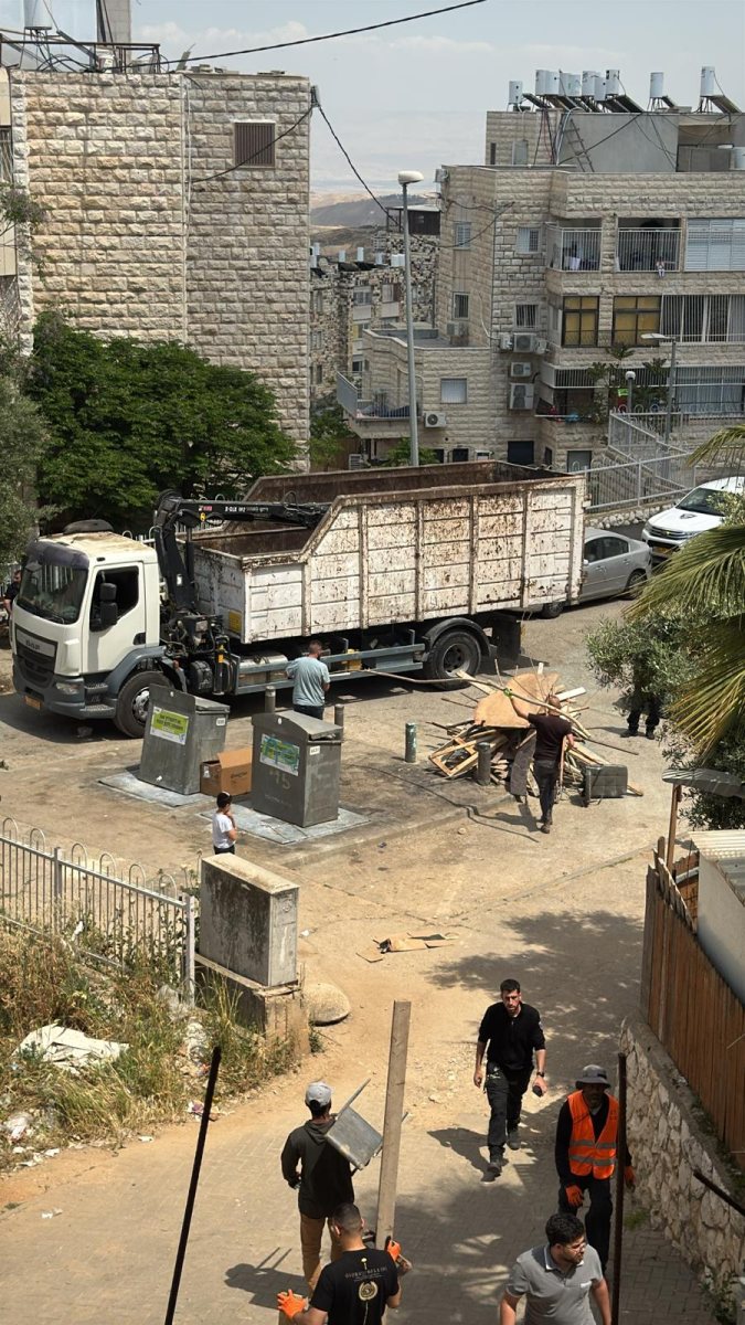 הפקחים הורסים מדורות | צילום: קבוצת נווה יעקב