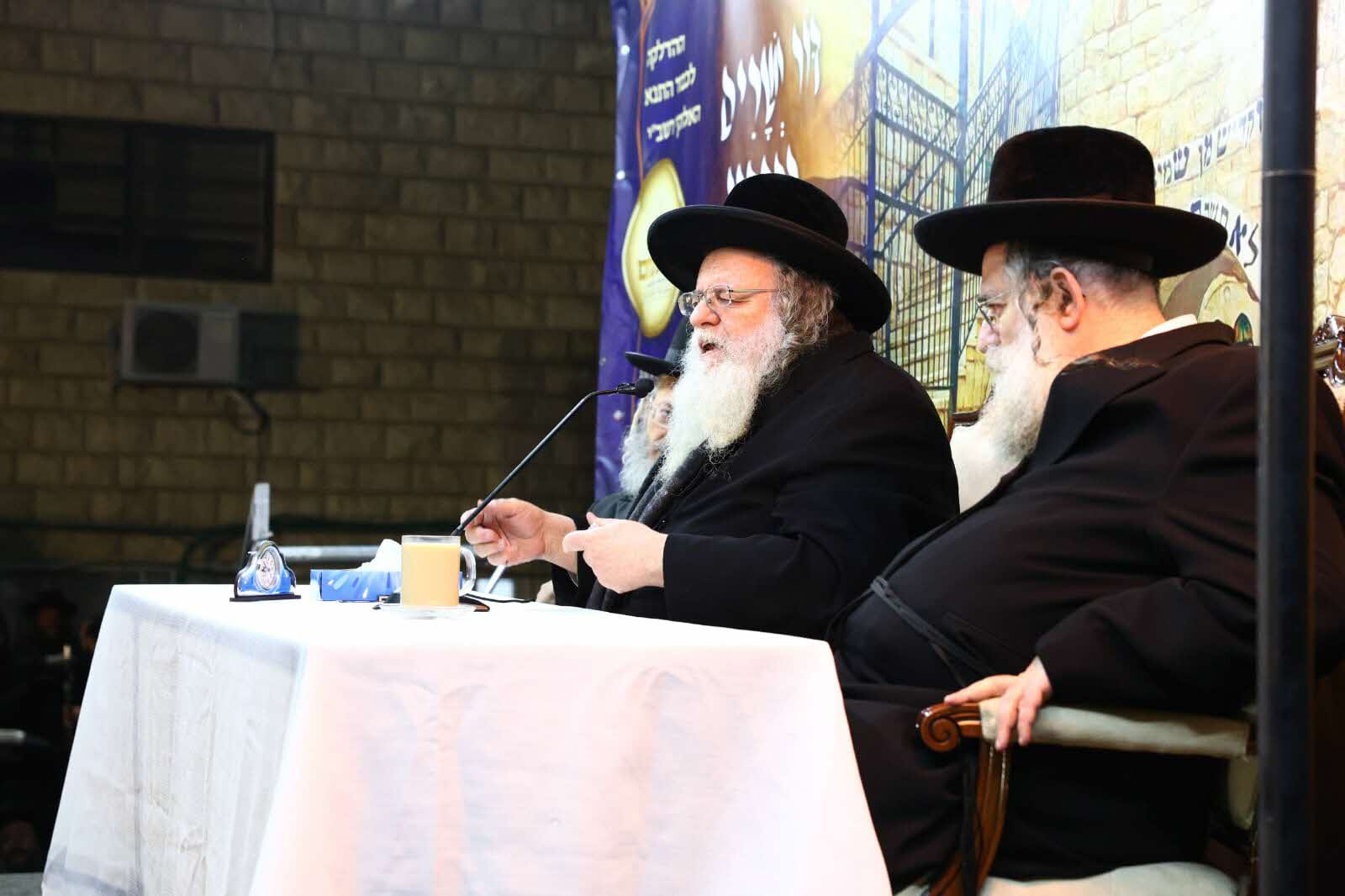 ראש הישיבה הגר"ש אלתר בהדלקה. לצידו אחיו הגרד"ח. אלחנן קוטלר