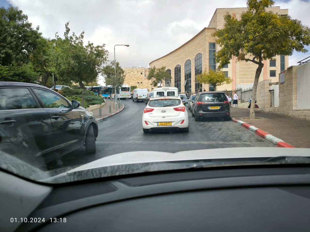 הפקק הקבוע ליד בית הכנסת | צילום: ירושלים החרדית