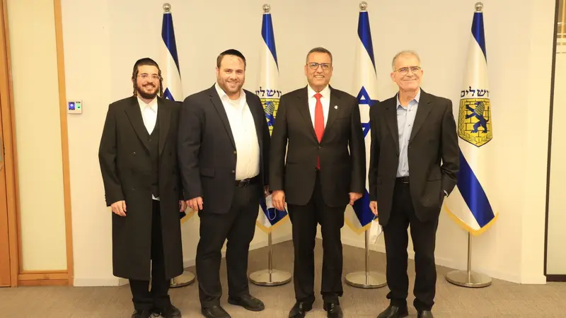 משמאל, דודי שכטר. הכללית