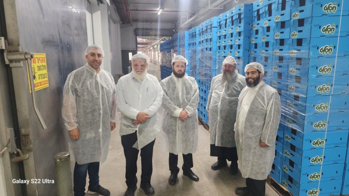 רבני ועד הכשרות של המרכז הרפואי הדסה סיירו בקו הייצור של חסלט צילום: דוברות הדסה