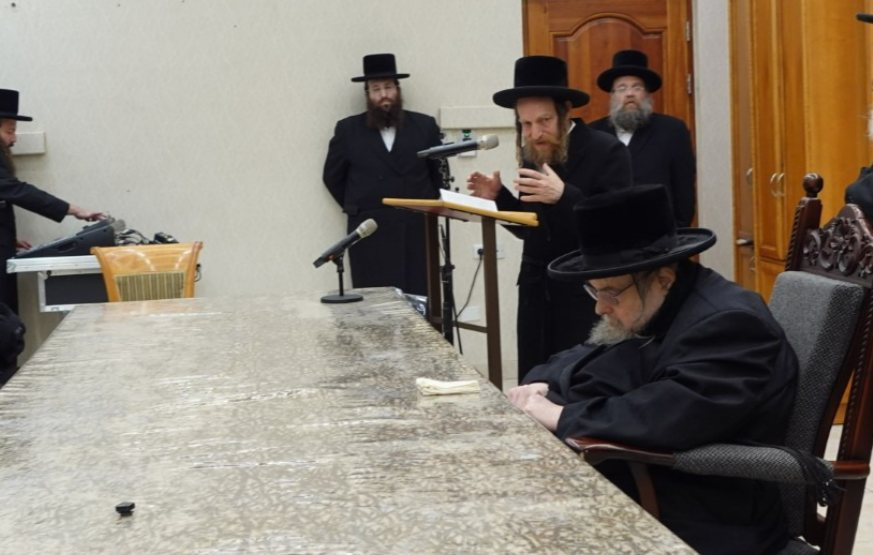 הגר"י פינק שליט"א נואם ליד האדמו"ר מבעלז | צילום: א.מ.ש.