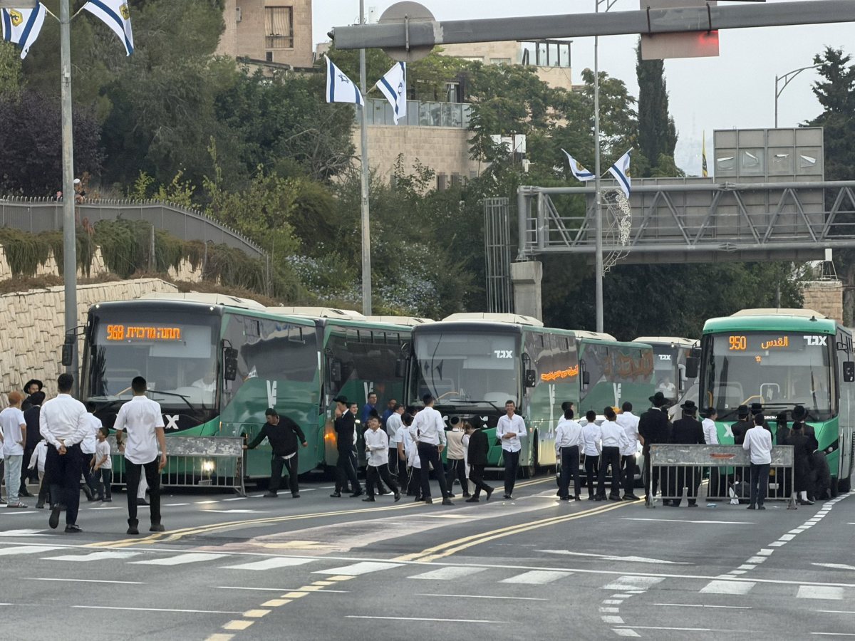 החרדים חוסמים | תיעוד: לירן תמרי 'ידיעות'
