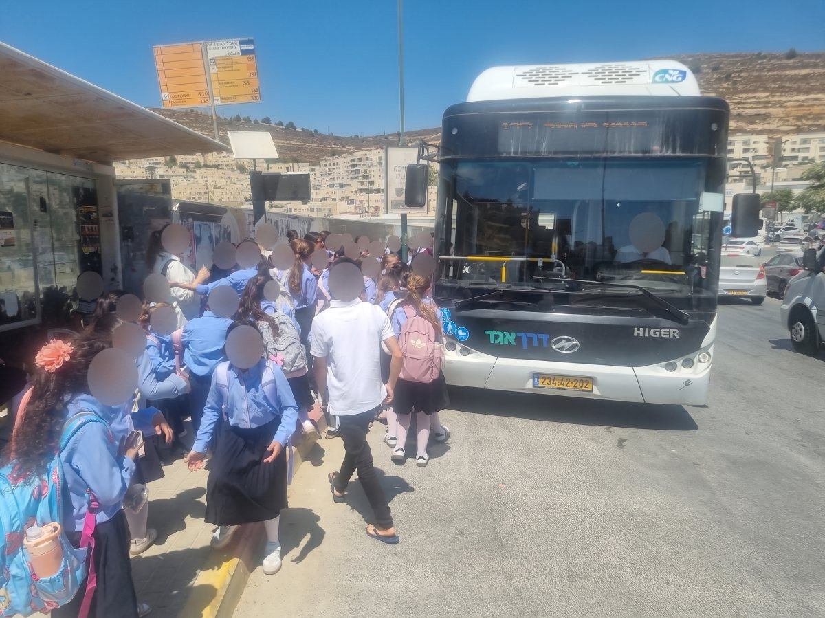 עומס בתחנות בעקבות ביטול ההסעות | הורים בגבעת זאב
