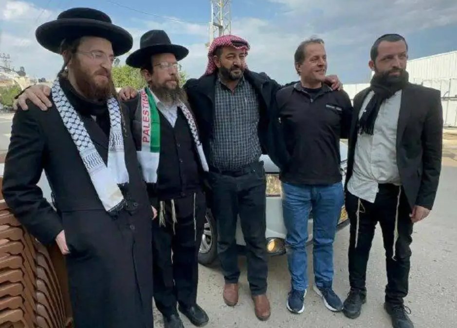אנשי נטורי קרתא עם פעילי טרור בביקורם בג'נין | צילום: רשתות ערביות