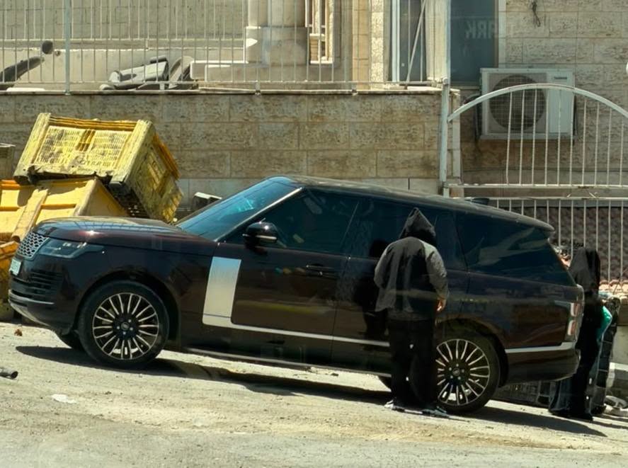 רכב השרד היוקרתי וזוג הקבצנים | מקור: ערוצים פלסטיניים בפייסבוק