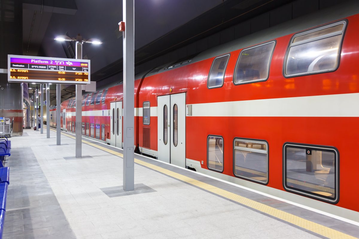 חינם ברכבת ובאוטובוסים | shutterstock