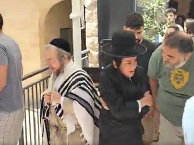 המחאות מול בית הקפה מחלל השבת | שימוש לפי סעיף 27א