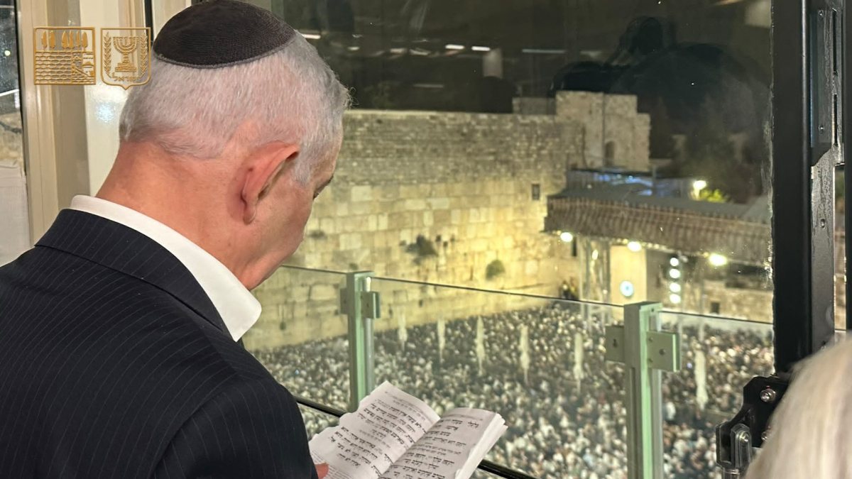 בנימין נתניהו צופה מן הגג המשוריין על הכותל | הקרן למורשת הכותל