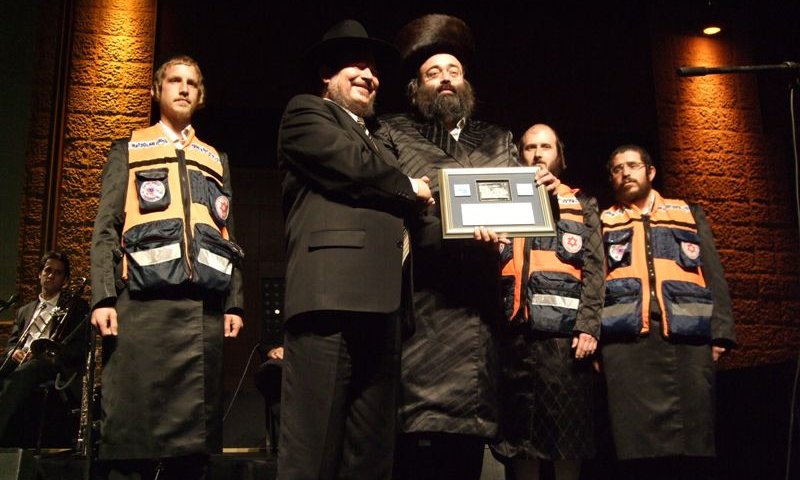 ר' דוקי ז"ל (במרכז) מקבל אותו ירושלים מראש העיר דאז הרב לופוליאנסקי ז"ל | צילום ארכיון: יח"צ