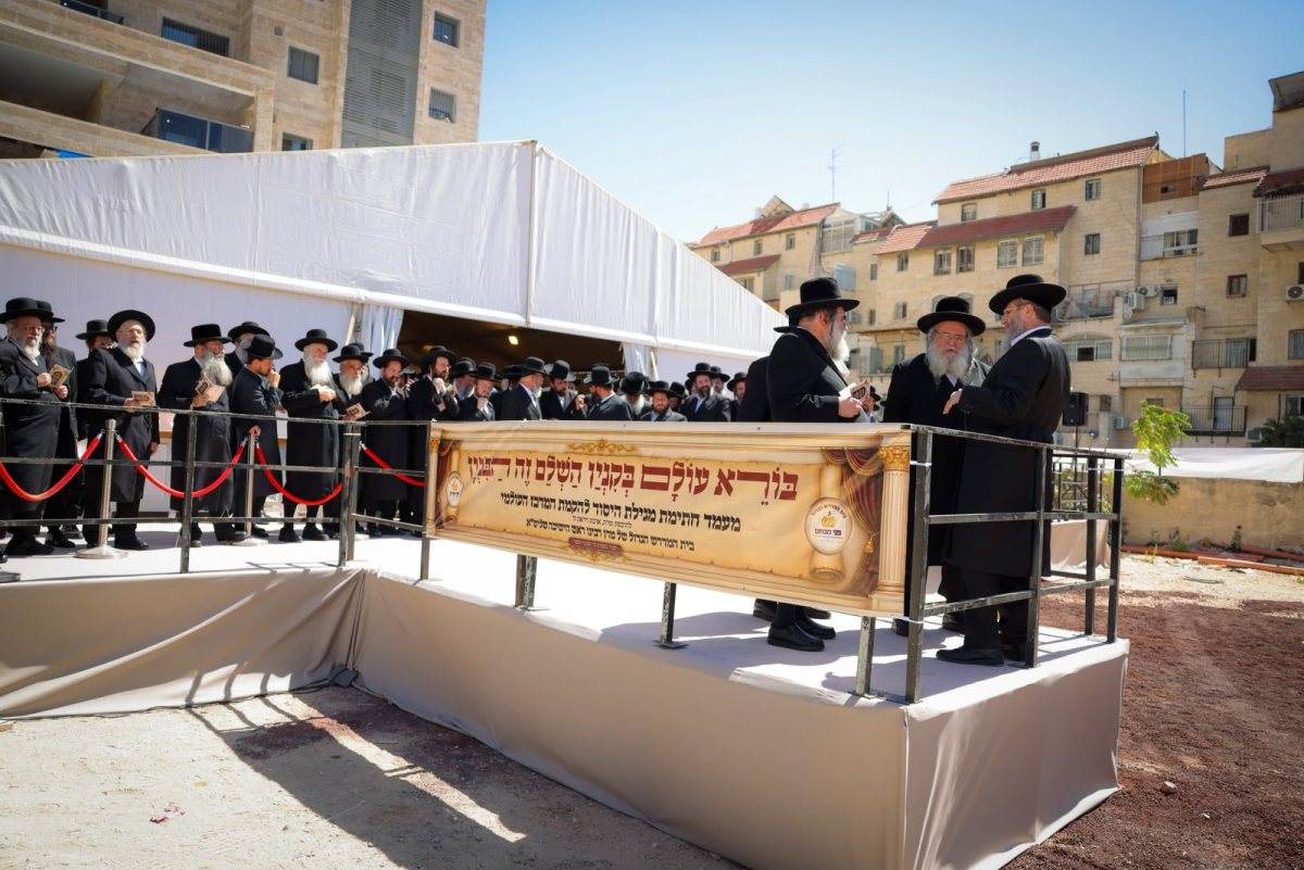 הגרש אלתר במעמד חתימת מגילת היסוד בשטח רשות השידור