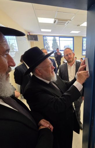 רב השכונה קובע מזוזה במעמד החגיגי | צילום: יח"צ