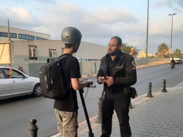 אכיפת חוקי התנועה על קורקינט חשמלי (אילוסטרציה). צילום: דוברות עיריית תל אביב