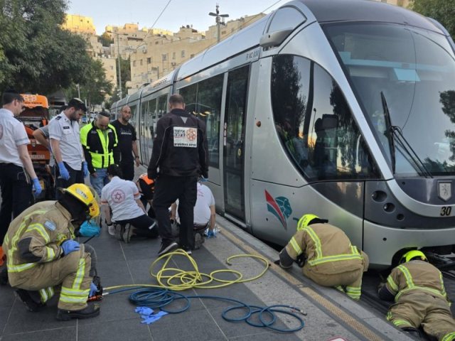 חילוץ ההרוגה מתחת לרכבת הקלהצילום: דוברות כבאות והצלה מחוז ירושלים