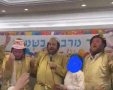 יענקי שישא (במרכז) משמח את לב היתומים. נטע שפר