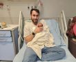  "החיים חזקים מהכל": עומר רבי וייס, לוחם שנפצע קשה במלחמה, חווה את הרגע הכי מתוק בחייו להחזיק את בתו הבכורה