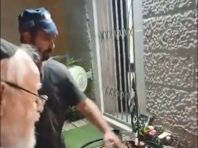 	 הרב דב ליאור מראה את נזקי בקבוקי התבערה בביתו. צילום: אברהם שאול פואה
