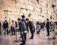 מתפללים בכותל |  Jose HERNANDEZ Camera 51 / Shutterstock.com