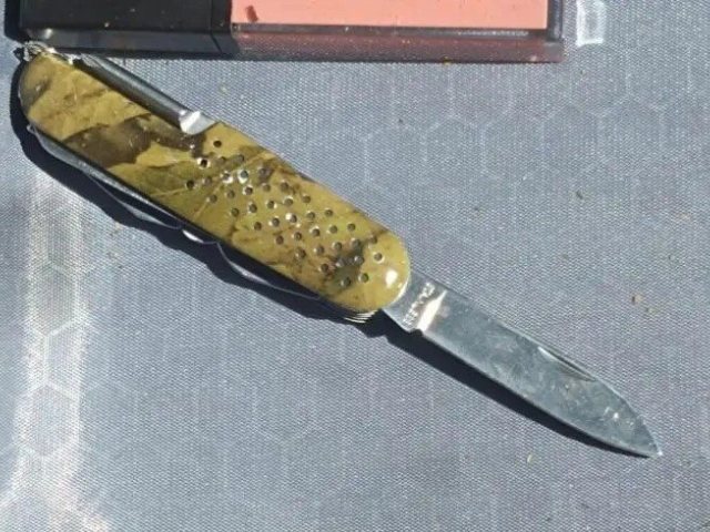 הסכין שבה ניסתה האישה לדקור את המתפללים. צילום: דוברות המשטרה
