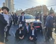 מפגינים חוסמים רכב משטרתי | צילום: מ.ר.