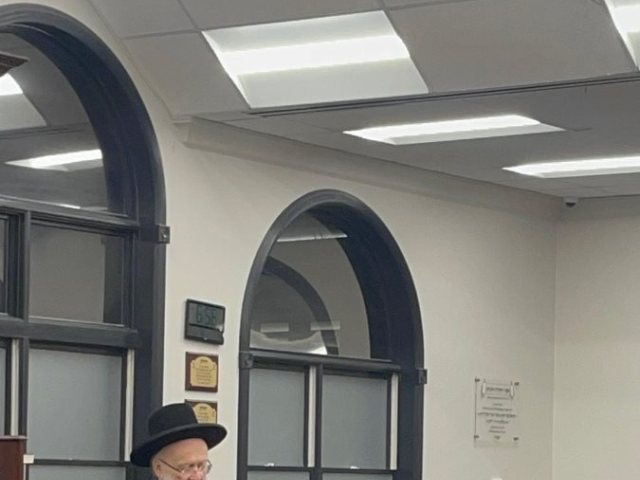 הרב אפרתי בארהב. המצלם