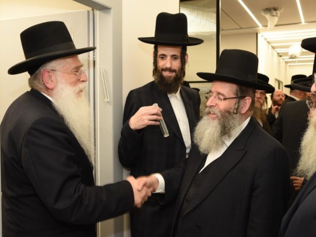 משה פרוש לצד אביו. צילום: אלי סגל