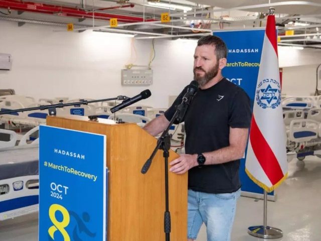 סא"ל במיל' יונתי בהט נושא דברים באירוע. צילום: אבי חיון