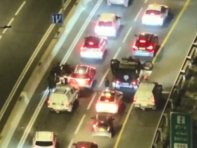 מעצר גנבי רכב בכביש 443. צילום: דוברות המשטרה