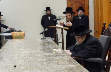 הגר"י פינק שליט"א נואם ליד האדמו"ר מבעלז | צילום: א.מ.ש.