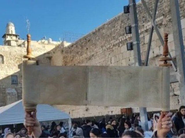 בפעם הקודמת "הצליחו" להניף ספר תורה | נשות הכותל
