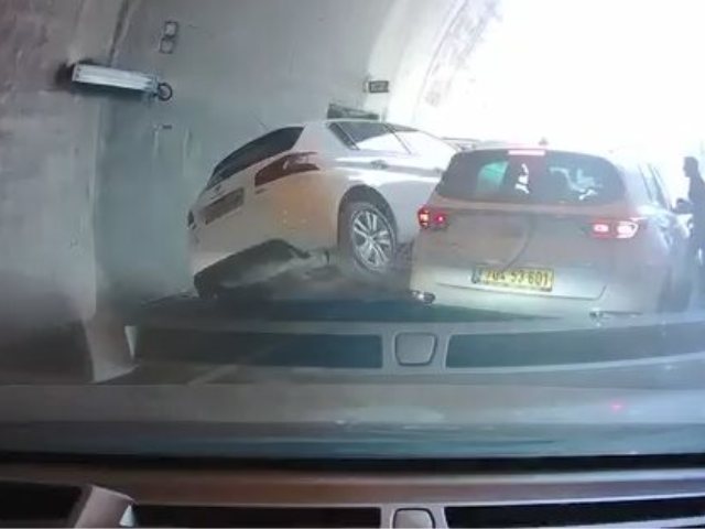 רגעי לכידת הגנב. צילום: מתוך מצלמת רכב