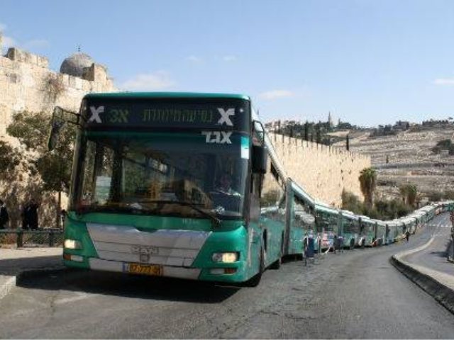 אוטובוסים ליד הכותל המערבי. פרסום לפי סעיף 27א לחוק זכויות יוצרים