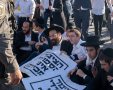 הפגינים חוסמים | עיבוד מתוך הסרטון - ירושלים החרדית