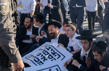 הפגינים חוסמים | עיבוד מתוך הסרטון - ירושלים החרדית