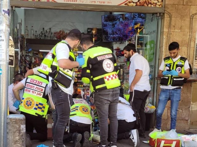 התמוטט בפתח החנות | צוות הצלה