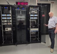 ד"ר אולג פופוב ליד 'השעון הלאומי'