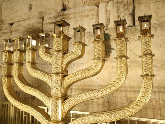 חנוכיית הענק בכותל | הקרן למורשת הכותל